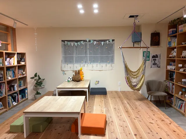 木の小上がりに並ぶテーブルとハンモック
