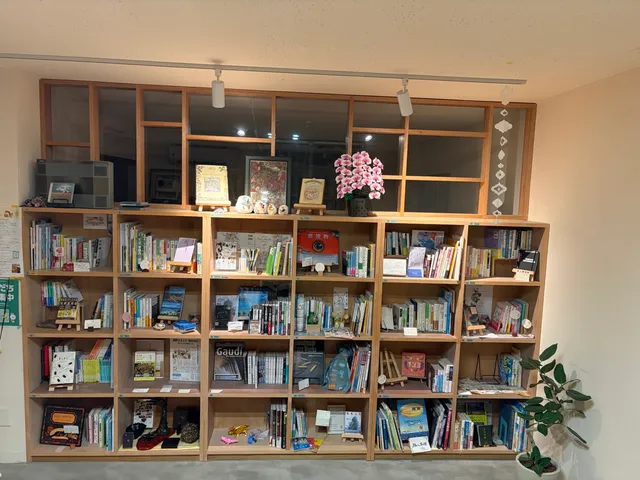 窓の下に一箱本棚が並ぶsumikkoの店内