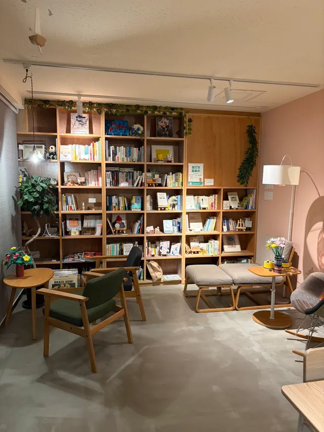 椅子がゆったり並ぶsumikkoの読書スペース