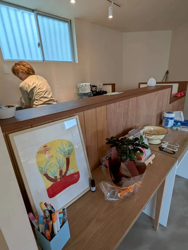植物と絵を飾ったsumikkoのカウンター